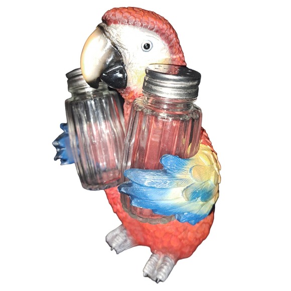 NIB- ADORABLE! Colorful Scarlet Macaw Parrot Salt and Pepper Shaker - Picture 6 of 7